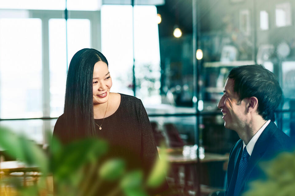 Two colleagues in conversation 